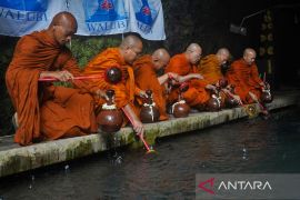 Biksu lakukan ritual pengambilan air suci Waisak di Umbul Jumprit