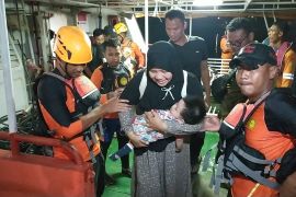 Kapal mati mesin di Bangka Tengah, puluhan wisatawan berhasil dievakuasi