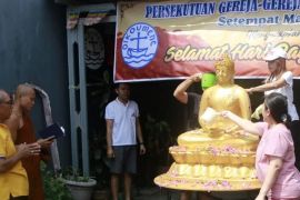 Vihara Giri Bandha Sukhavati Madiun bersihkan rupang Buddha