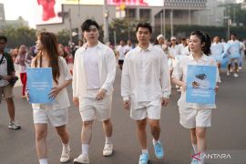 Le Minerale kolaborasi meluncurkan produk fashion dari botol bekas