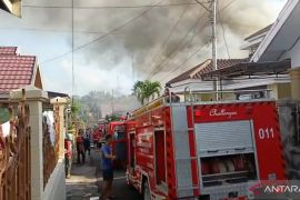 Damkar Kota Jambi  padamkan api bakar rumah mantan Wabup Samosir