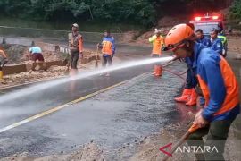 BPBD menuntaskan penanganan longsor di jalur Majalengka-Kuningan