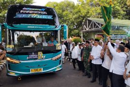 Rombongan pertama calon haji dari Kota Cirebon diberangkatkan