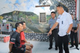 Sebanyak 24 narapidana terima remisi khusus Waisak 2025 di Jawa Timur