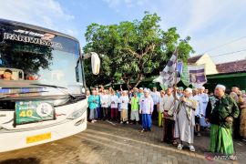 Jamaah calon haji Situbondo diberangkatkan ke Asrama Haji Sukolilo