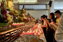 Vihara Batam merayakan Waisak dengan bazar vegetarian dan ritual suci