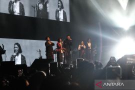 Penampilan lima musisi memukau penonton Surabaya di Tur SAMA SAMA