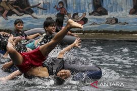 Wisata kolam pemandian alam Cirahab