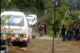 Belasan korban tewas diduga akibat ledakan di pantai Garut
