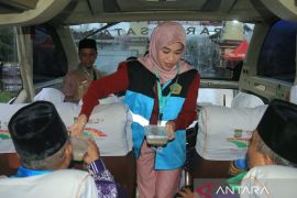 Petugas suguhi calon jamaah haji Embarkasi Padang dengan bubur kacang hijau