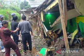 Rumah rusak berat di Cipanas tertimpa tembok penahan tanah, lima orang dievakuasi