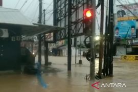 Tiga rumah tertimbun longsor saat hujan lebat di Samarinda