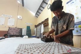 Lukisan Sepi Zaki di Kain Batik Pekalongan