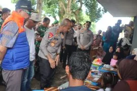 Kapolda dan Pangdam membantu keluarga korban ledakan amunisi di Garut