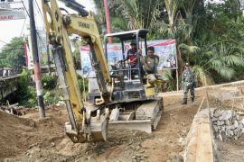 Kodim HST buka jalan untuk akses petani di Desa Pengambau Hilir Luar