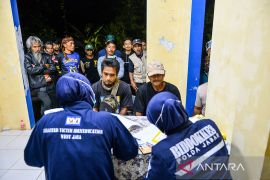 Pengambilan sampel keluarga korban ledakan di Garut