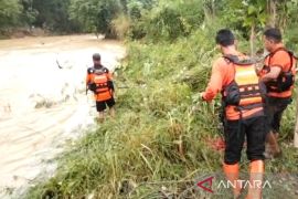 Tim gabungan BPBD cari anak terseret arus sungai di Pamekasan Jatim