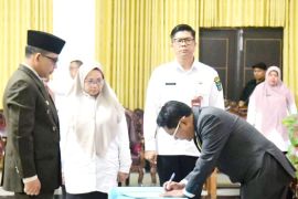 Bupati Padang Pariaman lantik Emri Nurman sebagai Kalaksa BPBD