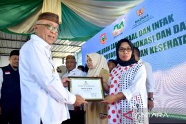 Bupati Gorontalo menyerahkan bantuan Baznas