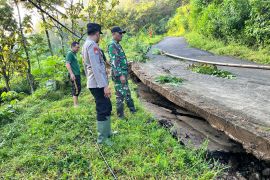 Jalur Ponorogo-Trenggalek amblas terseret longsor