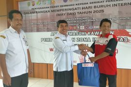 Serikat Buruh di Singkawang mendapat bantuan sembako