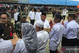 Bupati H Bahrul Ilmi bantu warga terdampak banjir di Kecamatan Tabukan