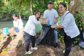 PLN UP3 Saumlaki aksi bersih wujudkan TJSL