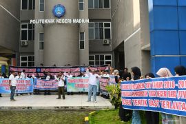 Aksi damai pegawai PTNB di Madiun