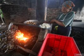 Produksi tahu di kawasan Krian gunakan sampah plastik