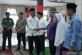 Yulian Efi Lepas Keberangkatan 35 Jemaah Calon Haji Solok Selatan