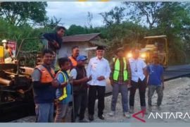 Gubernur Mahyeldi tinjau perbaikan jalan Manggopoh-Padang Luar