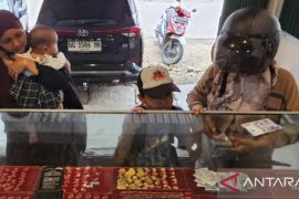 Harga emas di Palembang hari ini turun menjadi Rp9.950.000 per suku