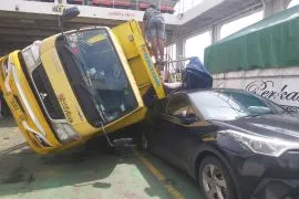 Ombak besar Selat Bali sebabkan truk dalam kapal terguling
