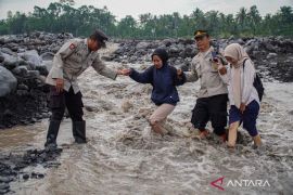 Sebanyak 474 warga terisolasi akibat banjir lahar hujan Gunung Semeru Page 1 Small