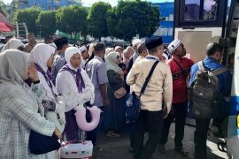 Pemkot Ambon lepas keberangkatan 321 calon haji menuju Arab Saudi