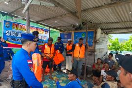 Satpolairud Karimun bagikan jaket pelampung kepada nelayan