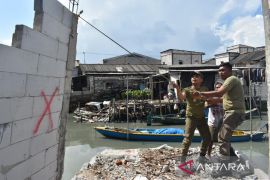 Satpol PP Surabaya bongkar bangunan liar di bantaran Sungai Kalianak