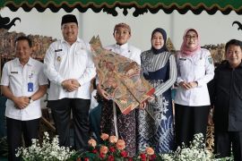 Bupati Jombang canangkan program belajar wayang bersama Abah Warsubi