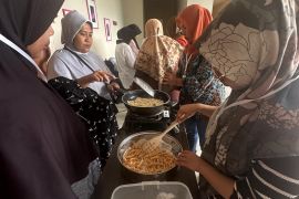 Puluhan warga di Mataram dilatih buat kue kering