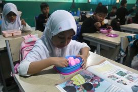 Saripah dapat berkah MBG, ibu kerja di dapur & anak dapat asupan gizi