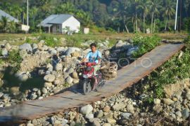 Jembatan darurat pasca banjir bandang tetap dimanfaatkan Page 1 Small
