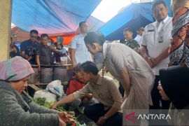 Wapres Gibran beli sayuran di Pasar Rakyat  Dolok Sanggul