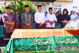 Wako Payakumbuh antarkan gurunya ke peristirahatan terakhir