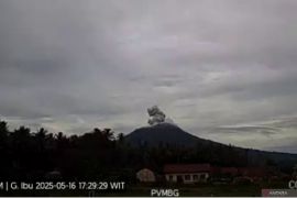 Gunung Ibu lima kali berturut-turut erupsi sepanjang hari ini