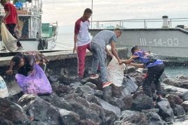 Polairud Polda Malut gelar  aksi bersih pantai peduli lingkungan