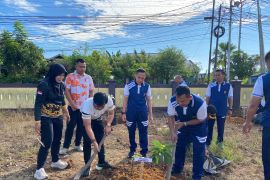 Polres Singkawang tanam pohon peringati HUT ke-79 Bhayangkara