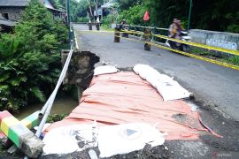 Jalan amblas tergerus banjir di Tulungagung