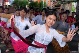 Belajar menari di Museum Yadnya Bali