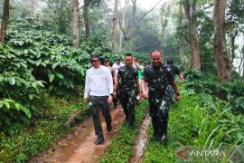 Bupati  Kudus jalan kaki telusuri pegunungan untuk rancang jalan baru