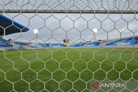 Panpel Arema FC legawa terima sanksi imbas pelemparan bus Persik